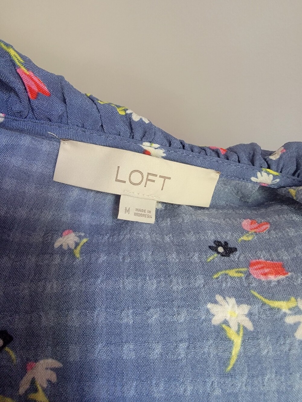 LOFT Blue Floral Ruffle Tie-Neck Blouse Size Medium - Picture 9 of 9